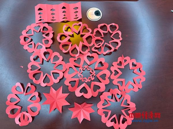 巧手裁红纸 七夕传古韵--西平县蔡寨乡开展&ldquo;剪纸迎七夕&rdquo;文明实践活动